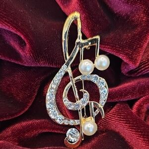 Elegant Gold Treble Clef Brooch with Pearls and Crystals